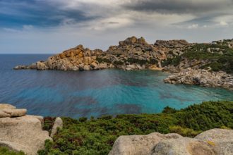 skalnaté pobřeží, severní Sardinie