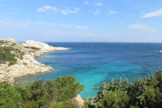 Sardinie, skalnaté pobřeží